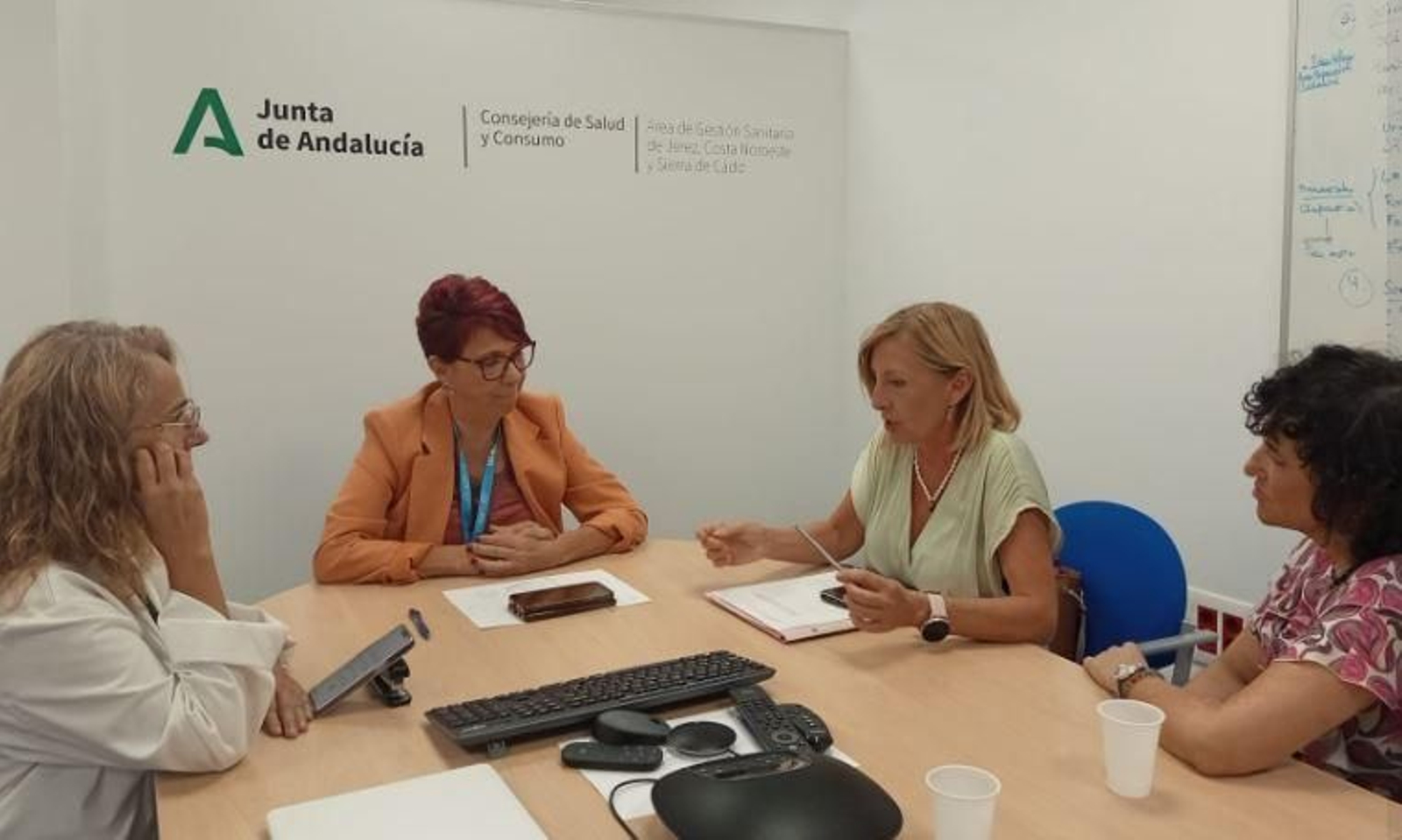 Reunión de la presidenta de AMMA, María José López, con la gerente del Hospital de Jerez, Lourdes García, y má profesionales del centro.