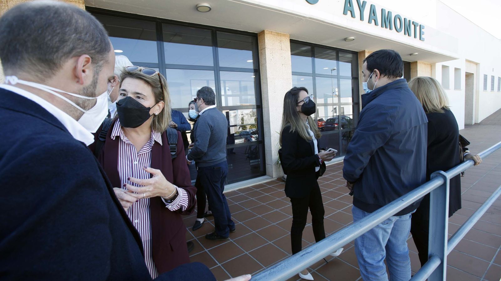 La alcaldesa de Ayamonte, Natalia Santos, ayer en el tanatorio con miembros de su equipo de Gobierno
