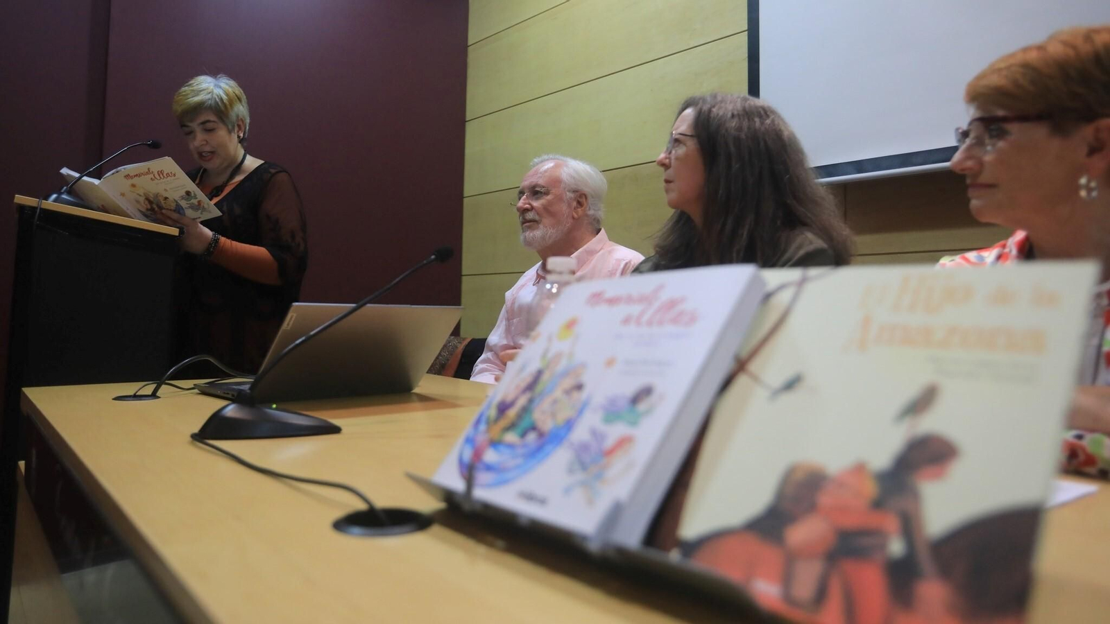 Presentado en San Fernando el libro 'Memorial a ellas', de Alicia Domínguez.