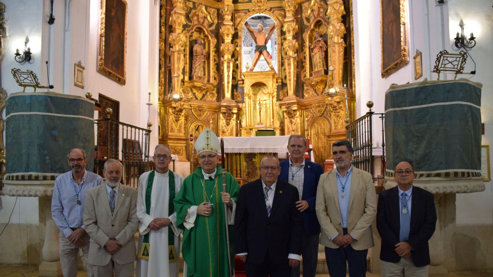 Terna y miembros de la cofradía junto al obispo, Sebastián Chico.