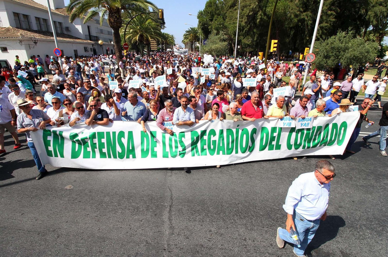 Imágenes de la manifestación para pedir agua y tierra para los regadíos del Condado.