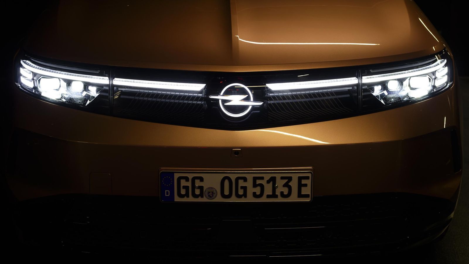 La iluminación en el Grandland, más allá de su aspecto práctico, marca de carácter diferencial el diseño de este SUV, incluso con el logo tridimensional de la marca con sus propia luz.