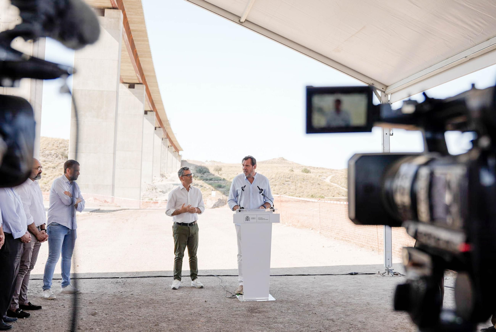 Los ministros Félix Bolaños y Óscar Puente visitan el viaducto de los Feos de Almería