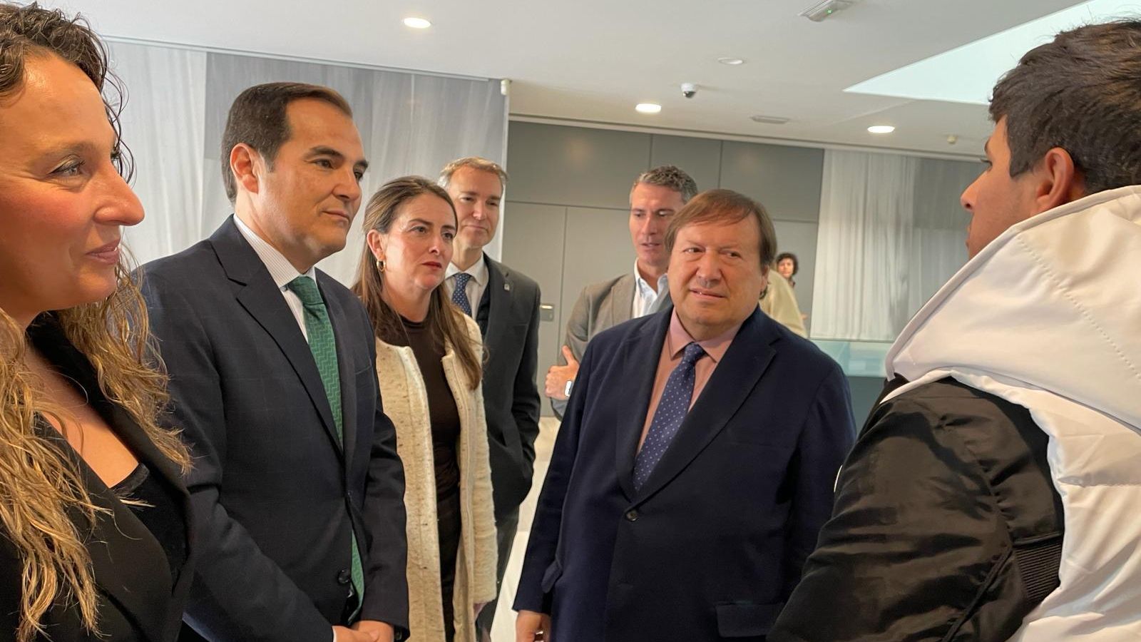 Mohcine charla con el consejero durante la presentación.