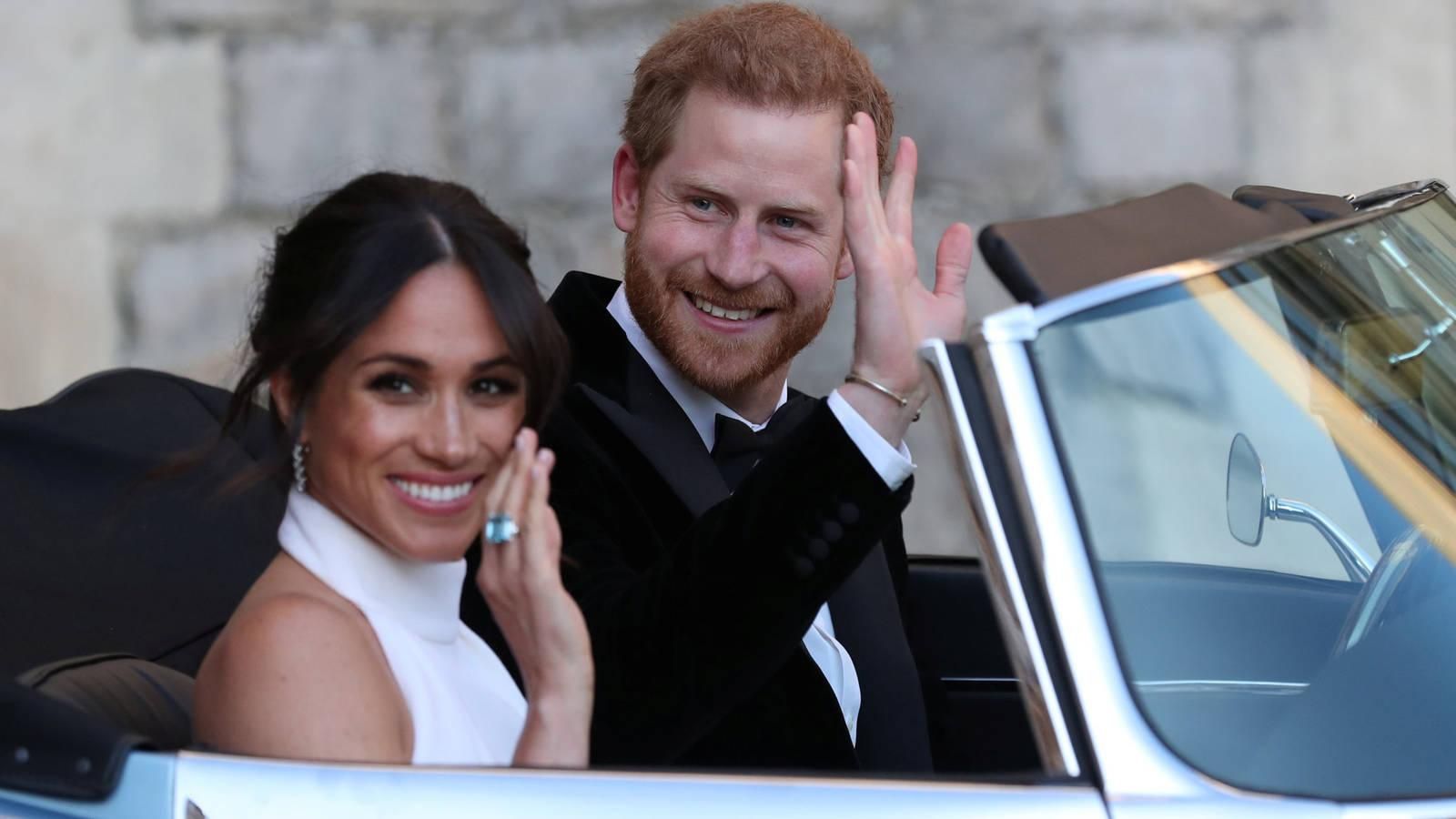 Los recién casados duques de Sussex saludan a los fotógrafos felices aquel 19 de mayo de 2018.