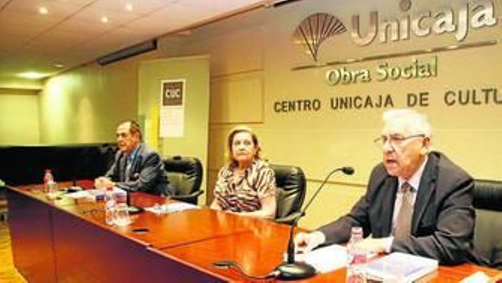 Gracia Navarro de Oña acompañada de Emilio Esteban Hanza y Francisco Miras en  Unicaja.