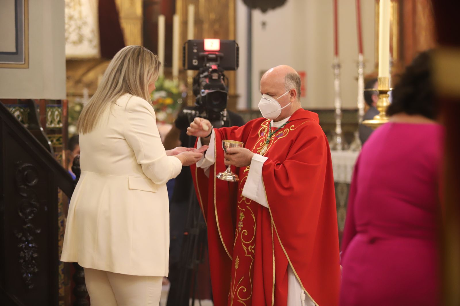 Imágenes de la misa de Pentecostés atípica y a puerta cerrada por el coronavirus, en la parroquia de la Asunción de Almonte