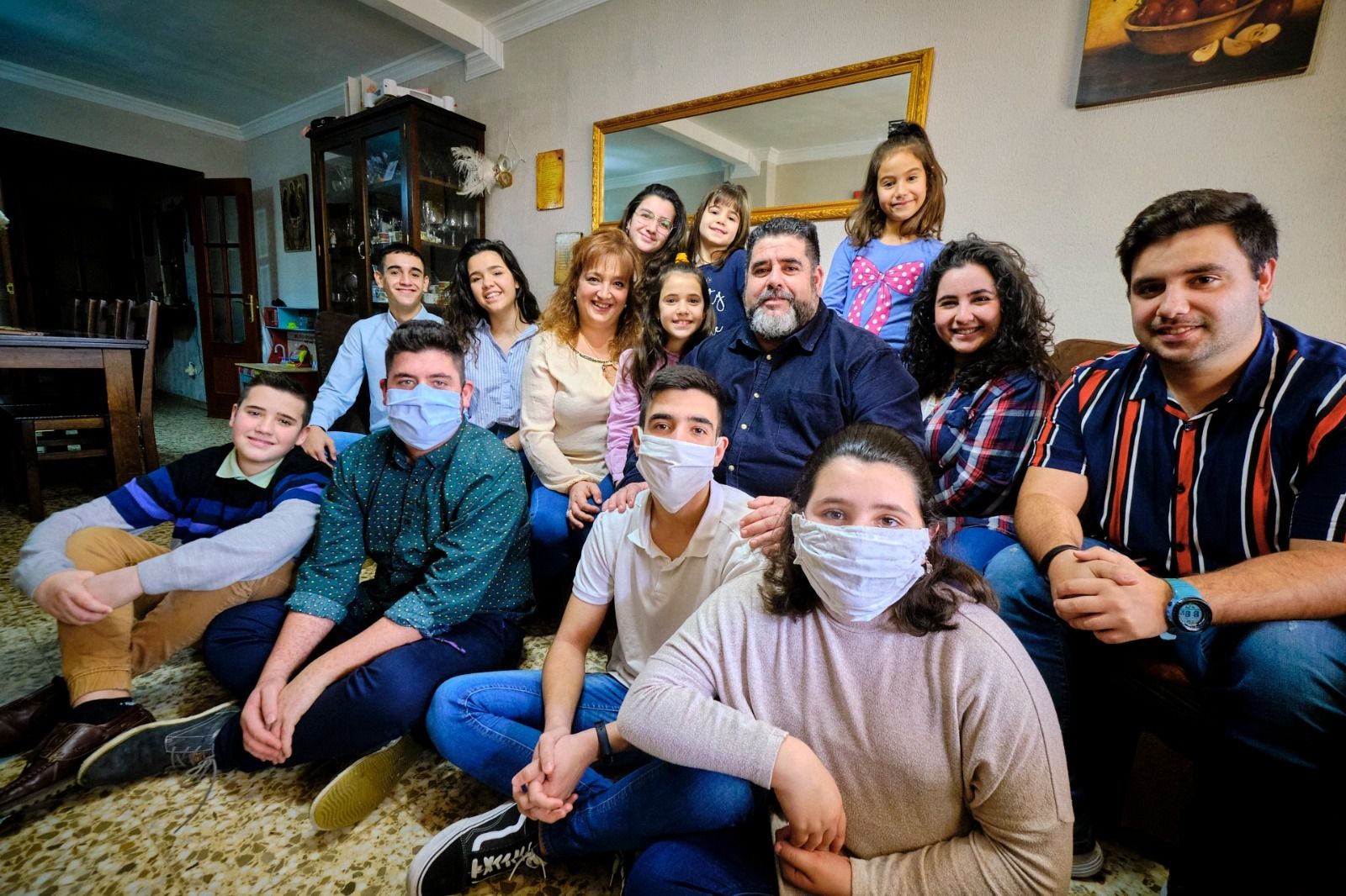 La familia Romero Muñoz al completo, en el salón de su piso de San Fernando