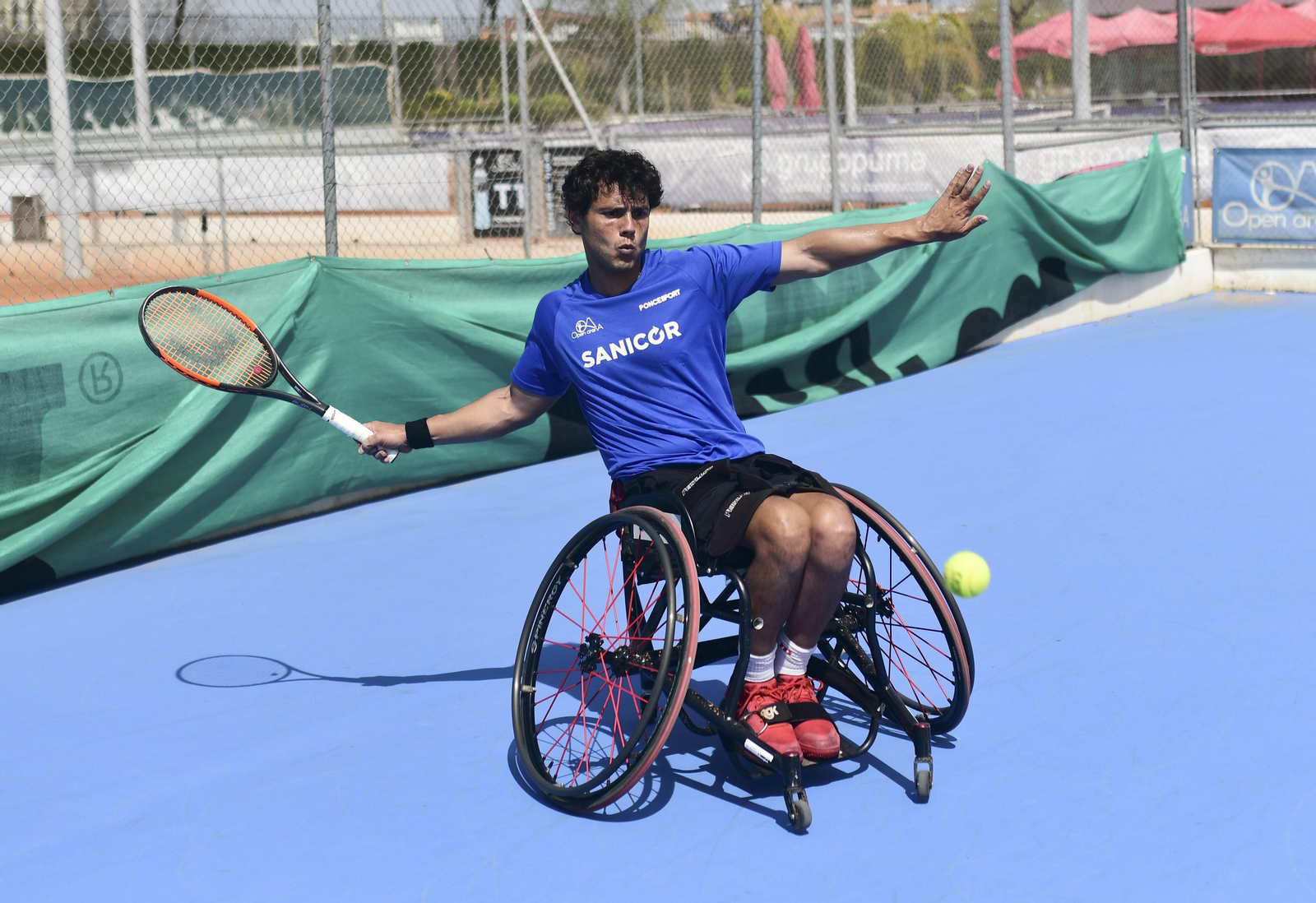 Cisco García se dispone a golpear una pelota.