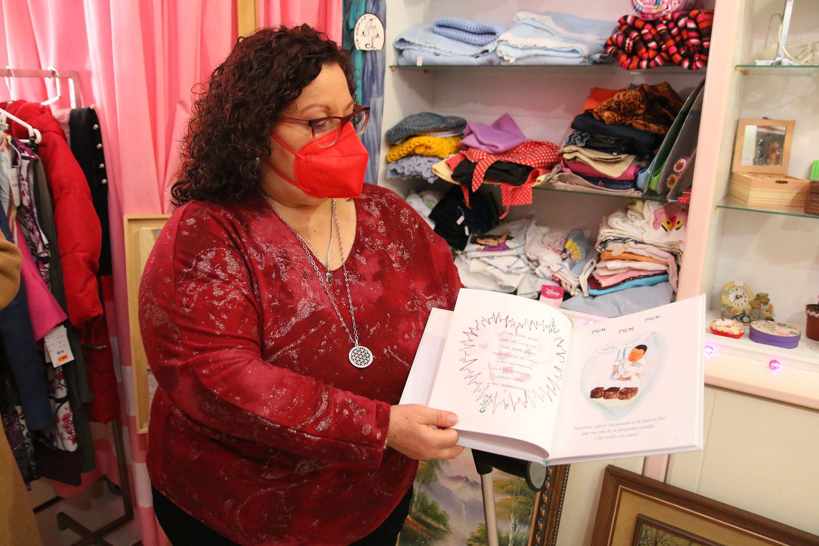 La presidenta de AFIAL en el mercadillo solidario.