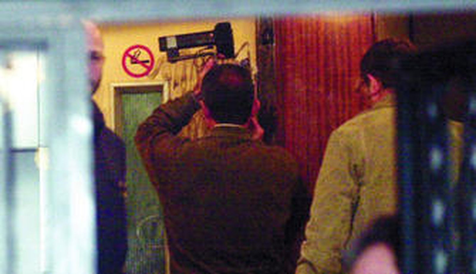 La policía busca huellas en el ascensor de la casa de Juan Asensio.