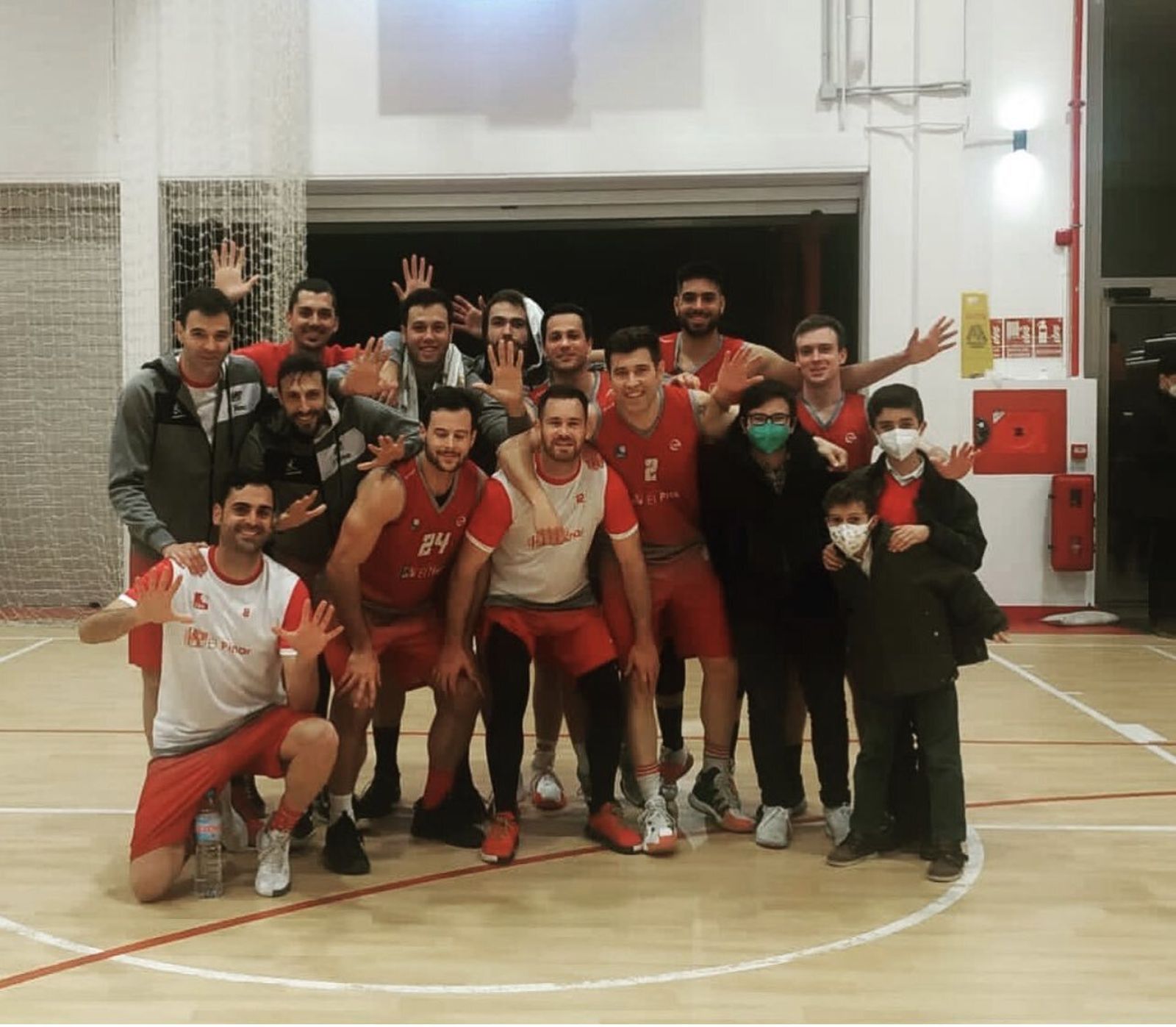 Los jugadores del Colegio El Pinar celebran el triunfo en el derbi malagueño.
