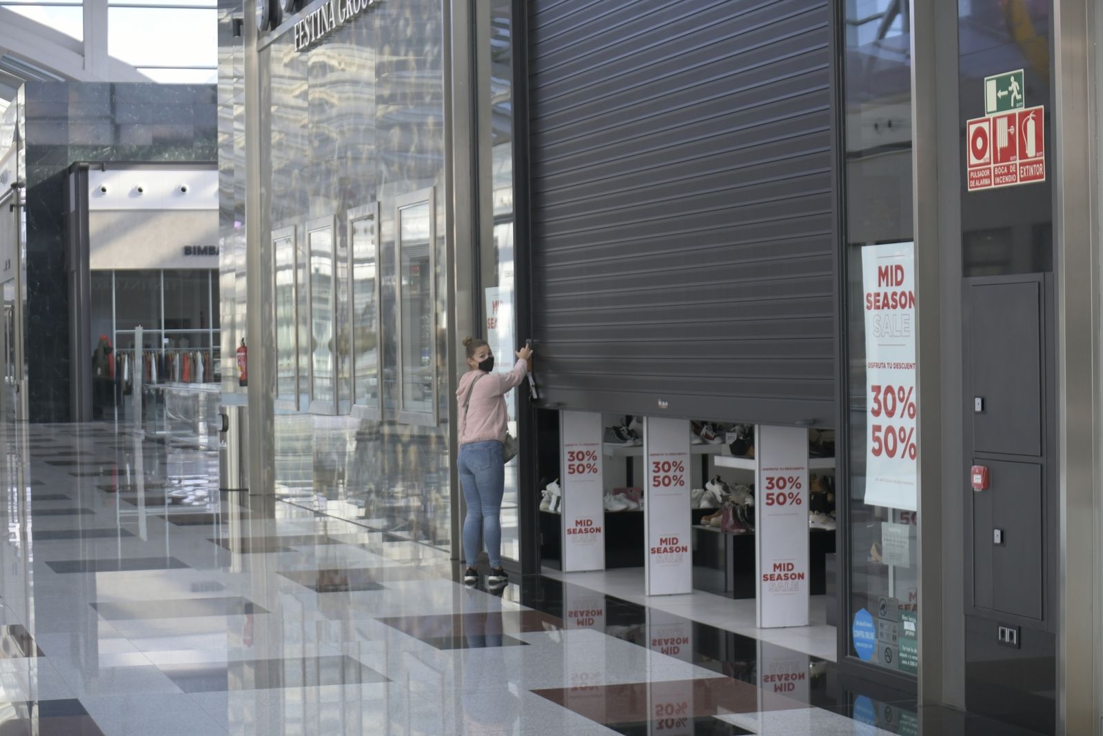 Fotos: El centro comercial Nevada mantiene un hálito de vida el primer día del cierre de comercios