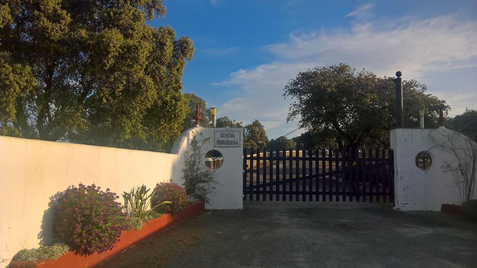 La carretera pasa ante la puerta de la famosa Dehesa Yerbabuena