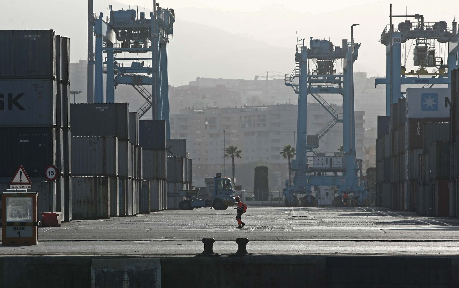 Una persona camina por una de las terminales de contenedores del Puerto de Algeciras.