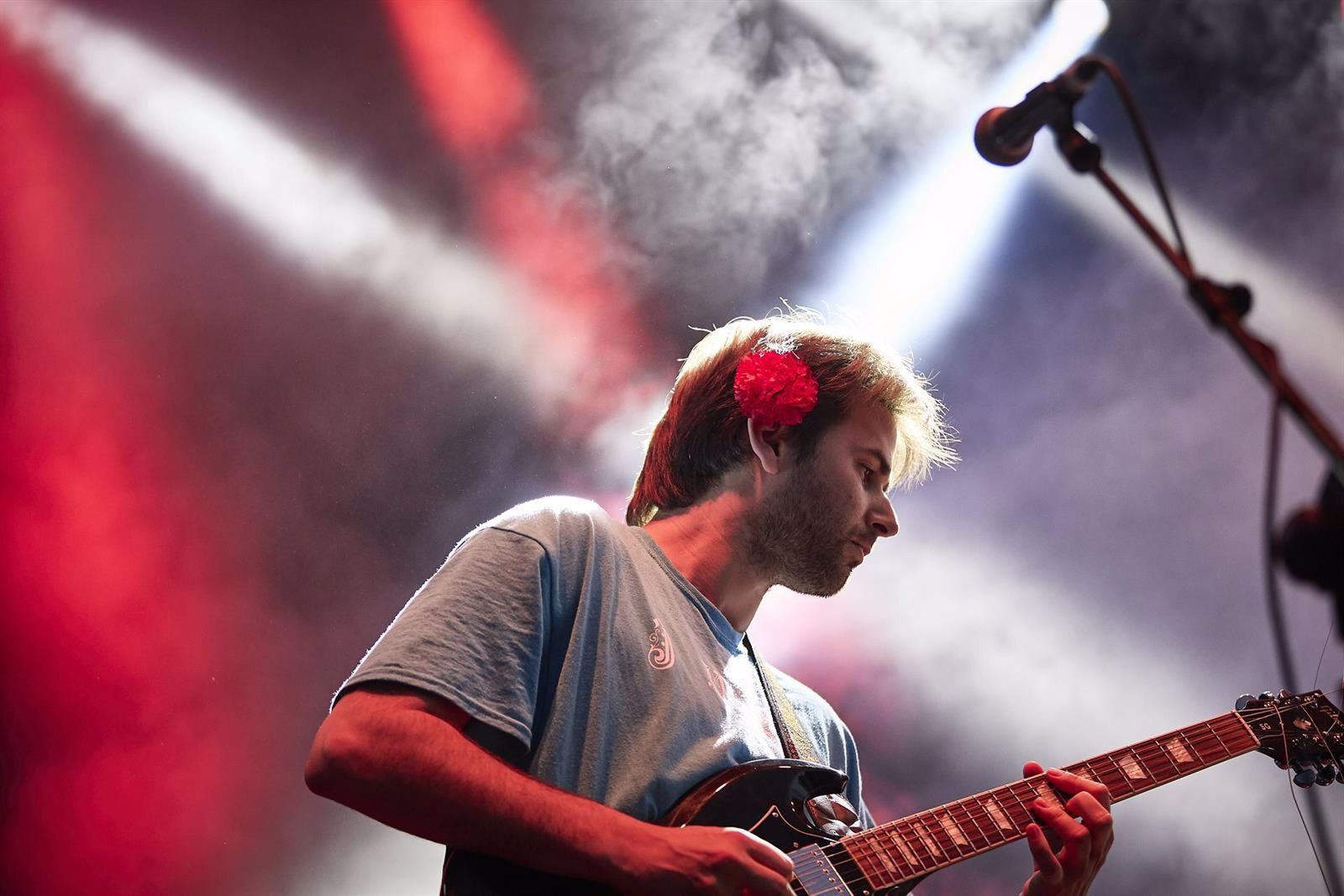 El guitarrista Josu Billelabeitia durante un concierto del grupo musical Belako por las Fiestas de San Isidro