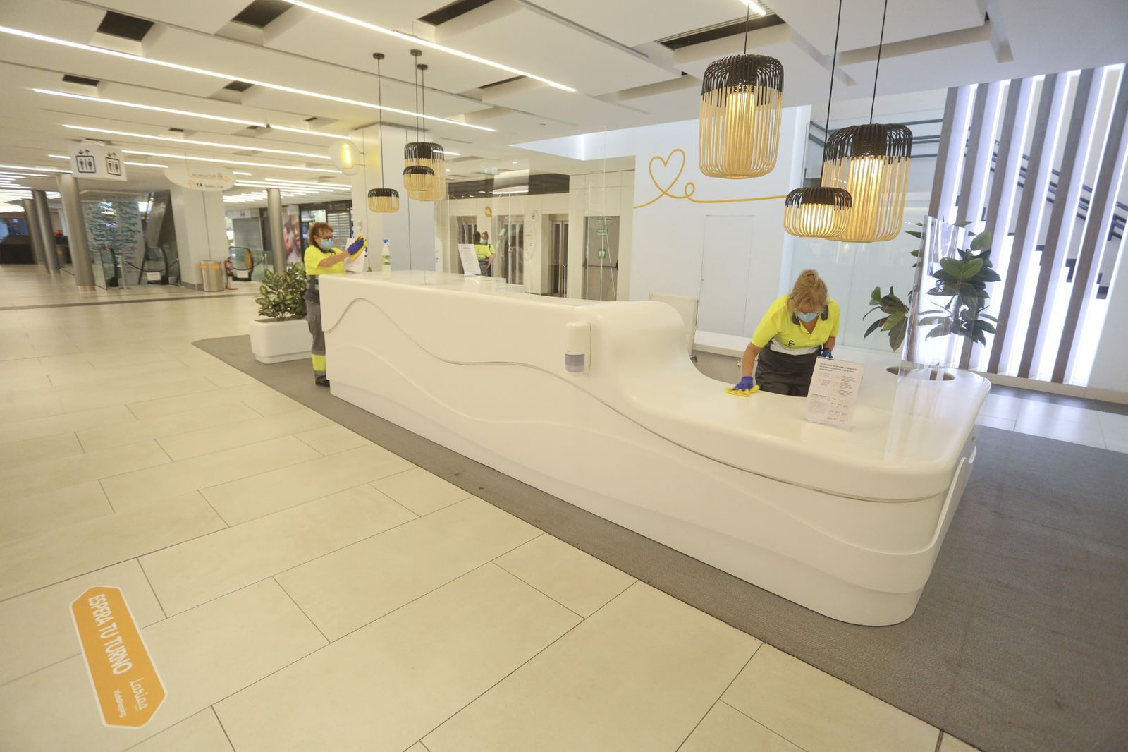 El centro comercial Larios Centro se prepara para su apertura el lunes, en la fase 2 de la desescalada