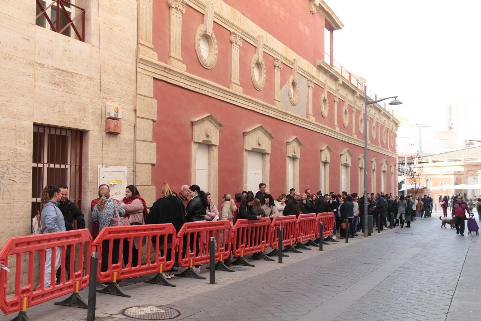 Una larga cola desde la madrugada junto al Apolo para recoger las entradas.