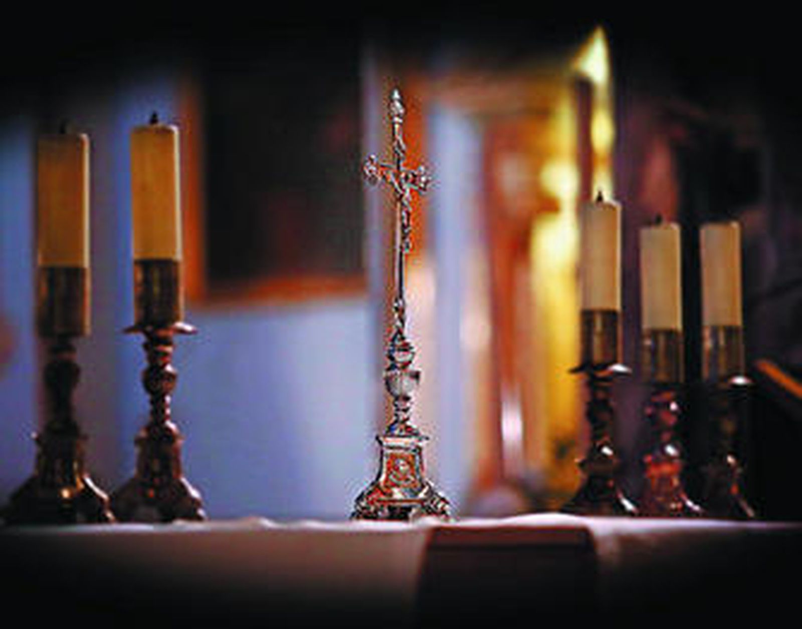Un crucifijo preside una mesa de altar en una iglesia de Cádiz, dispuesta para la celebración de la misa.