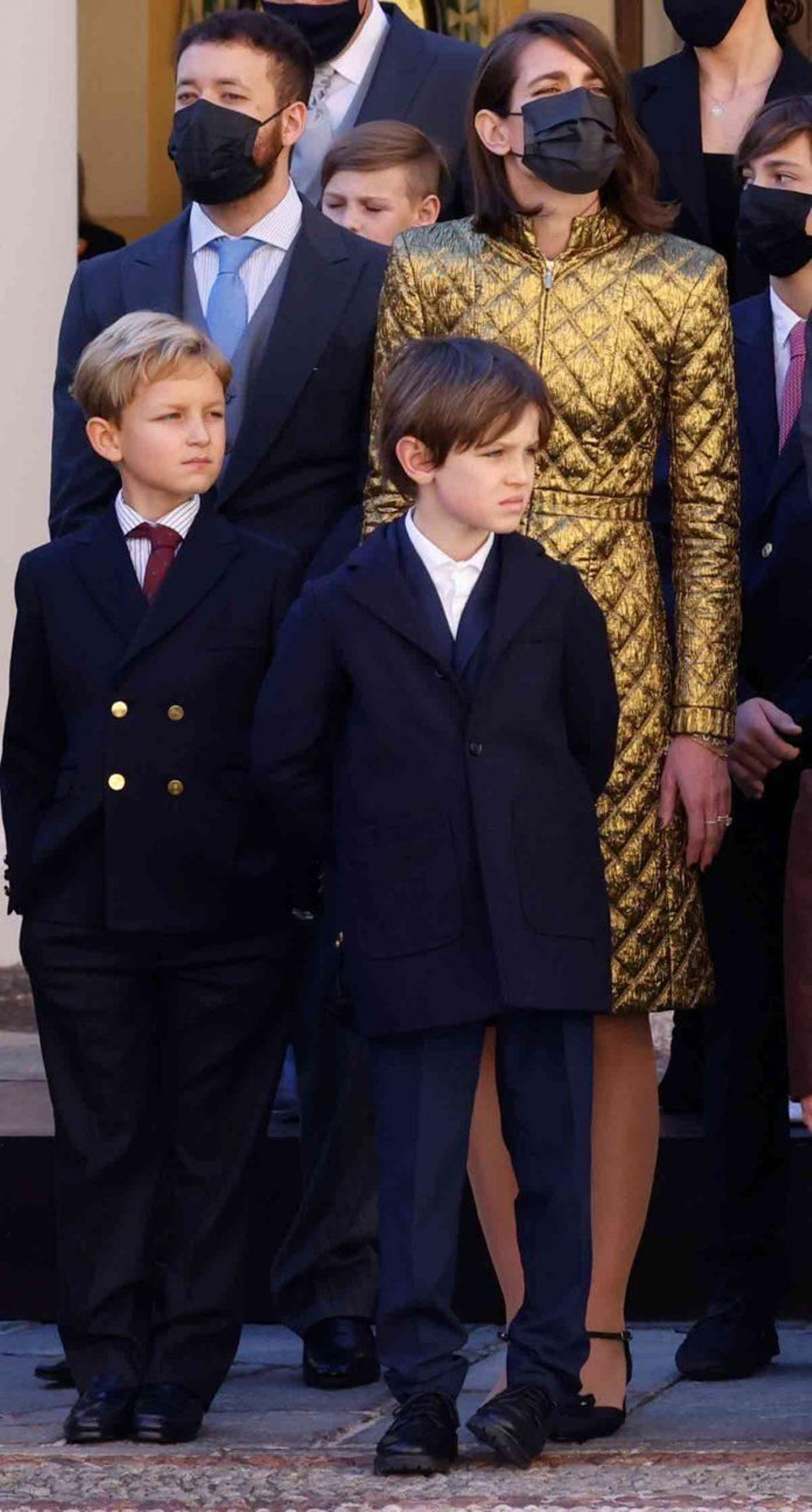 Con un vestido acolchado dorado, firmado por Chanel, que acaparó todas las miradas, la princesa ha acompañado su impactante atuendo de complementos retro años 80, medias de cristal y unos grandes pendientes de oro y pequeñas piedras de colores que pertenecen a su madre.