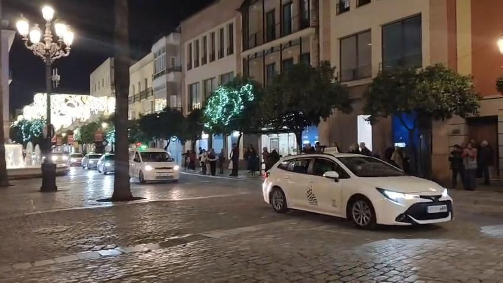 Los mayores de Jerez disfrutan del alumbrado de Navidad gracias a los taxistas