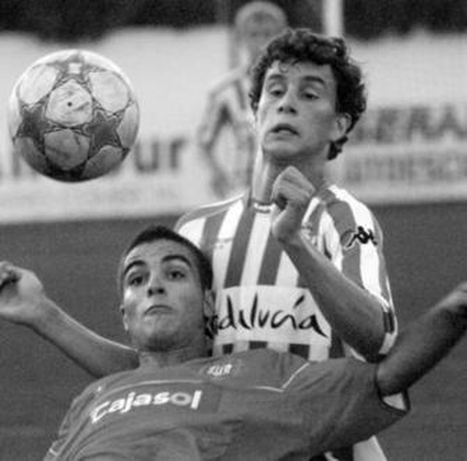 El bético Manu Palancar pelea un balón con un defensa.