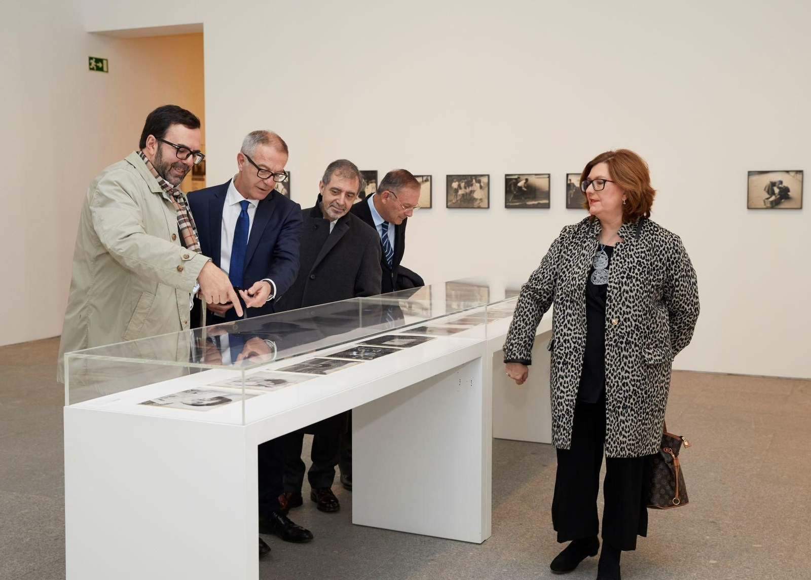El ministro de Cultura y Deporte, José Guirao durante la visita a la exposición del grupo AFAL en el Reina Sofía