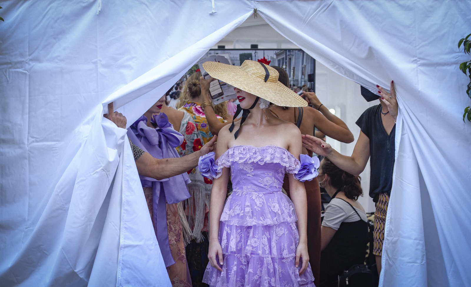 El desfile de moda flamenca de la Avenida de la Constitución, en imágenes