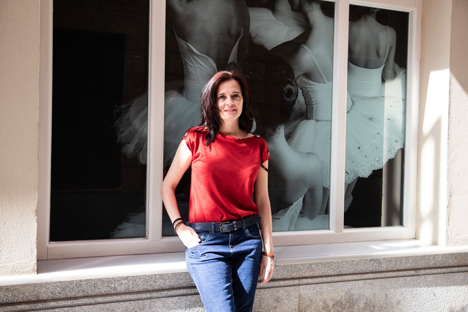 María del Mar González en el exterior de la escuela de danza y pilates Las Descalzas.