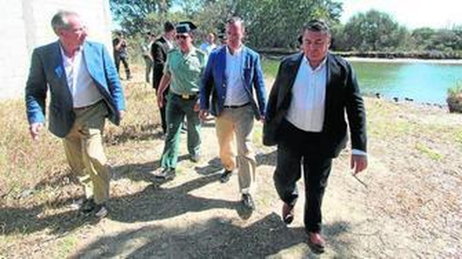 El delegado del Gobierno en Andalucía, Antonio Sanz (d.), durante su visita al río Guadarranque, el pasado lunes.