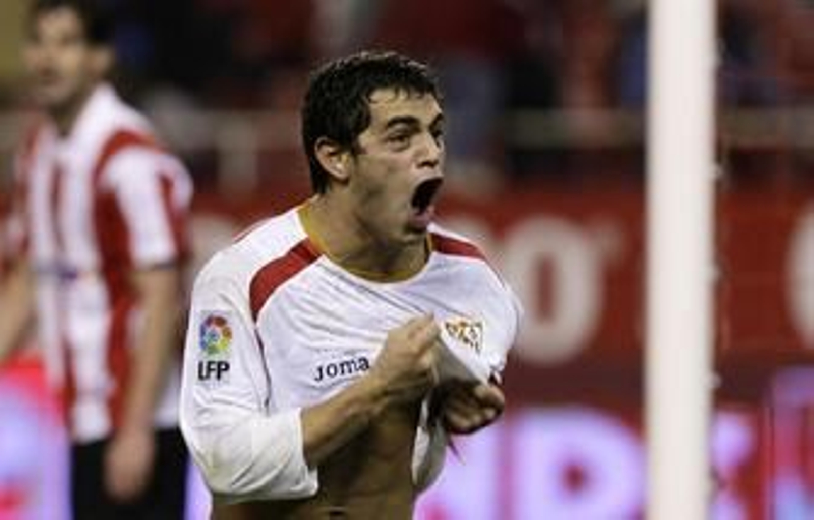 1. Lautaro Acosta celebra con euforia el gol que marcó en el minuto 92, que hace que el Sevilla viaje a Bilbao con ventaja en las semifinales; fue el primer tanto del argentino como sevillista. 2. Joaquín Caparrós muestra una camiseta con la foto de Marta del Castillo, antes del partido. 3. Renato despide muchísima agua al caer sobre el césped, impracticable durante toda la primera mitad.