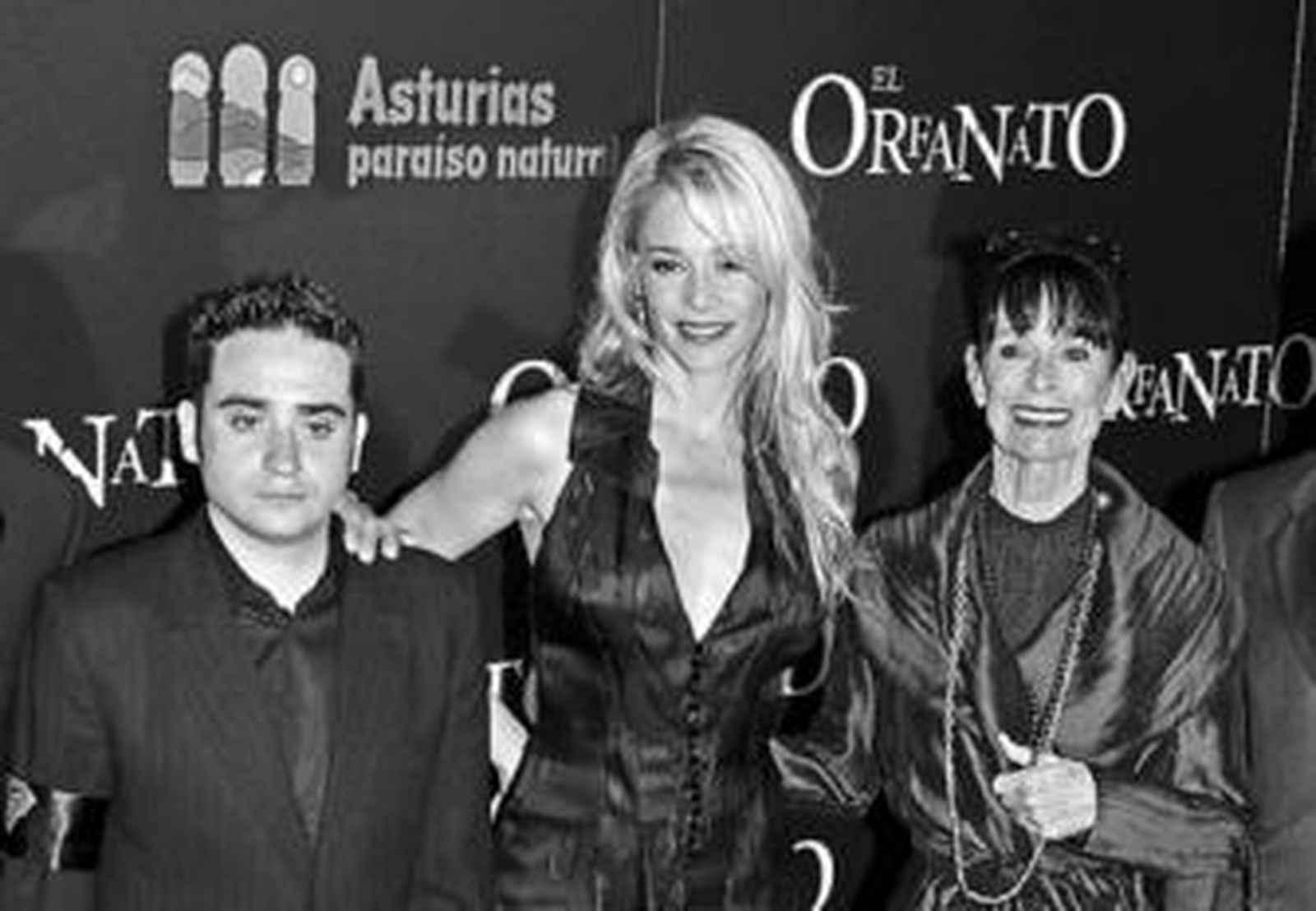 El director J. A. Bayona posa junto a las actrices Belén Rueda y Geraldine Chaplin.