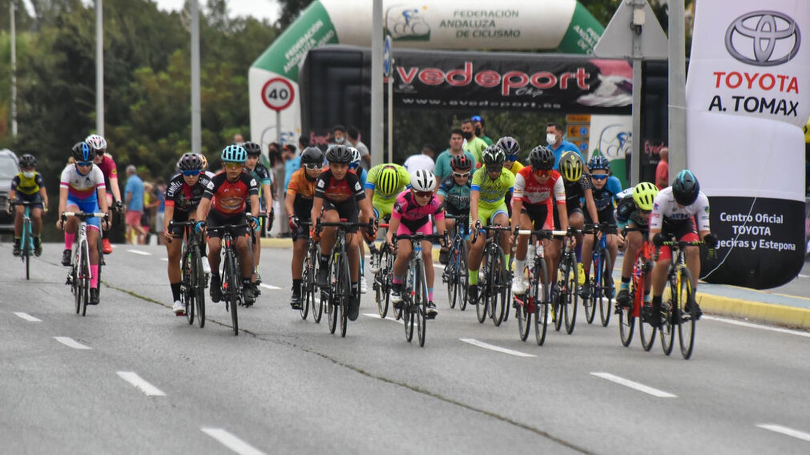 El pelotón, en una de las categorías inferiores