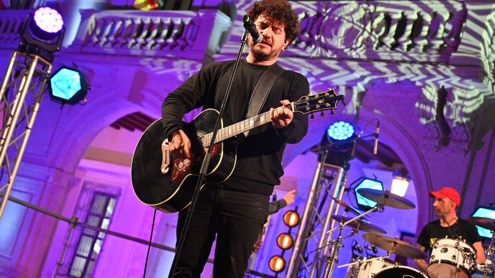 Tributo a Héroes del Silencio en la Plaza Vieja.