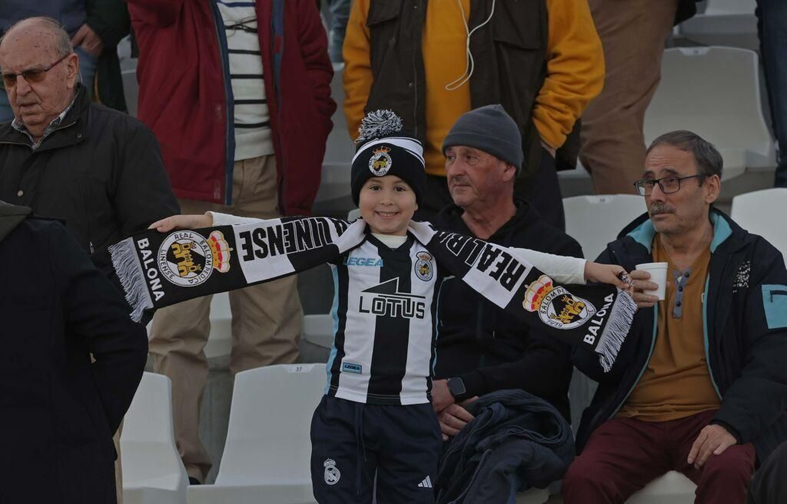 Un joven hincha balono, este domingo en el Ciudad de La Línea