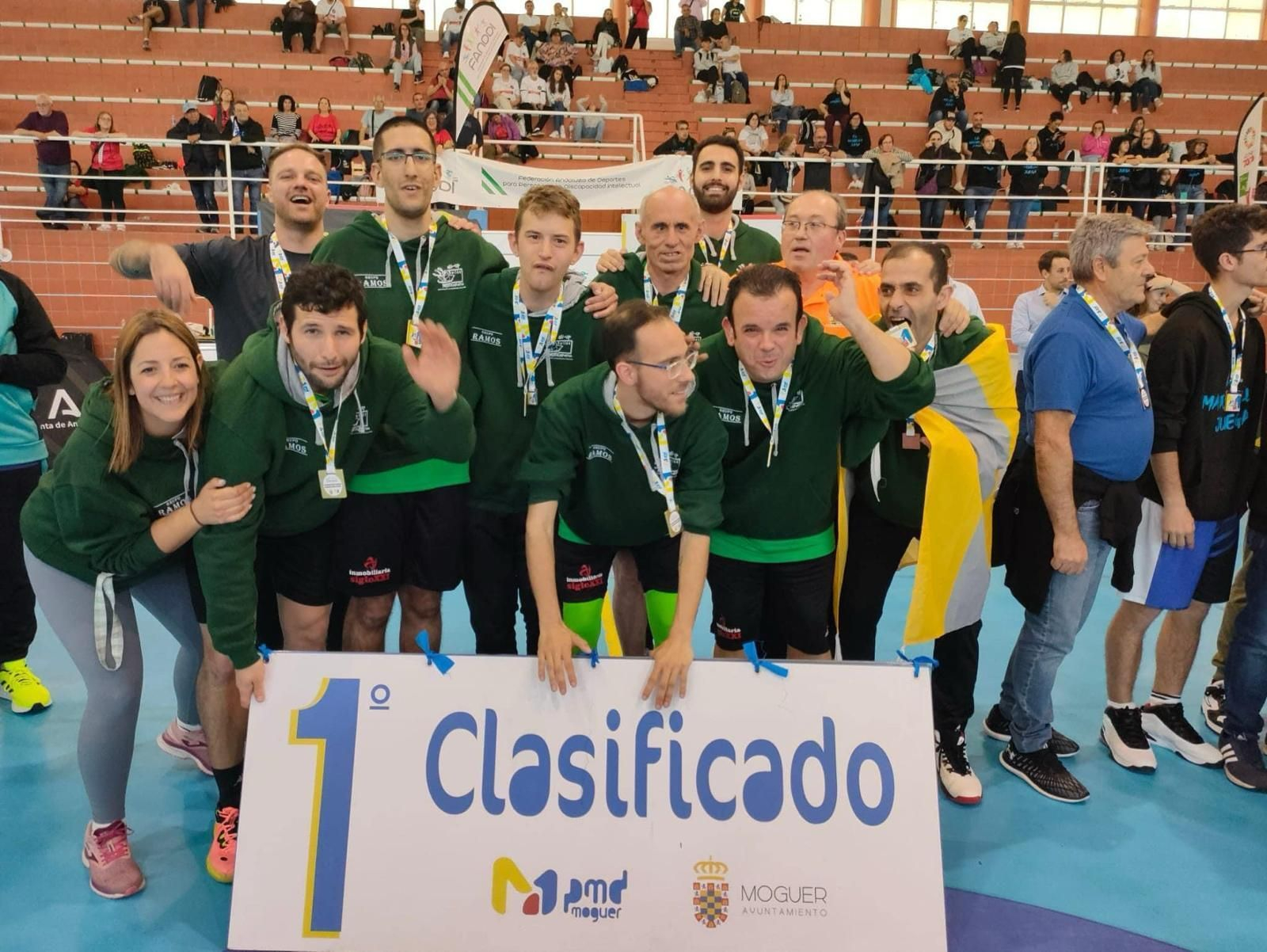 El equipo masculino, en lo más alto del pódium.