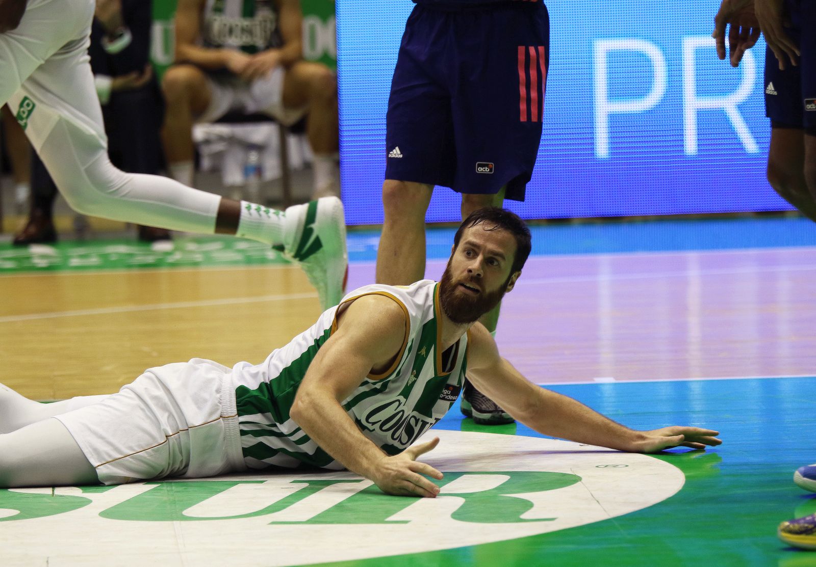 Almazán se queja en el suelo a los colegiados en el partido contra el Real Madrid.