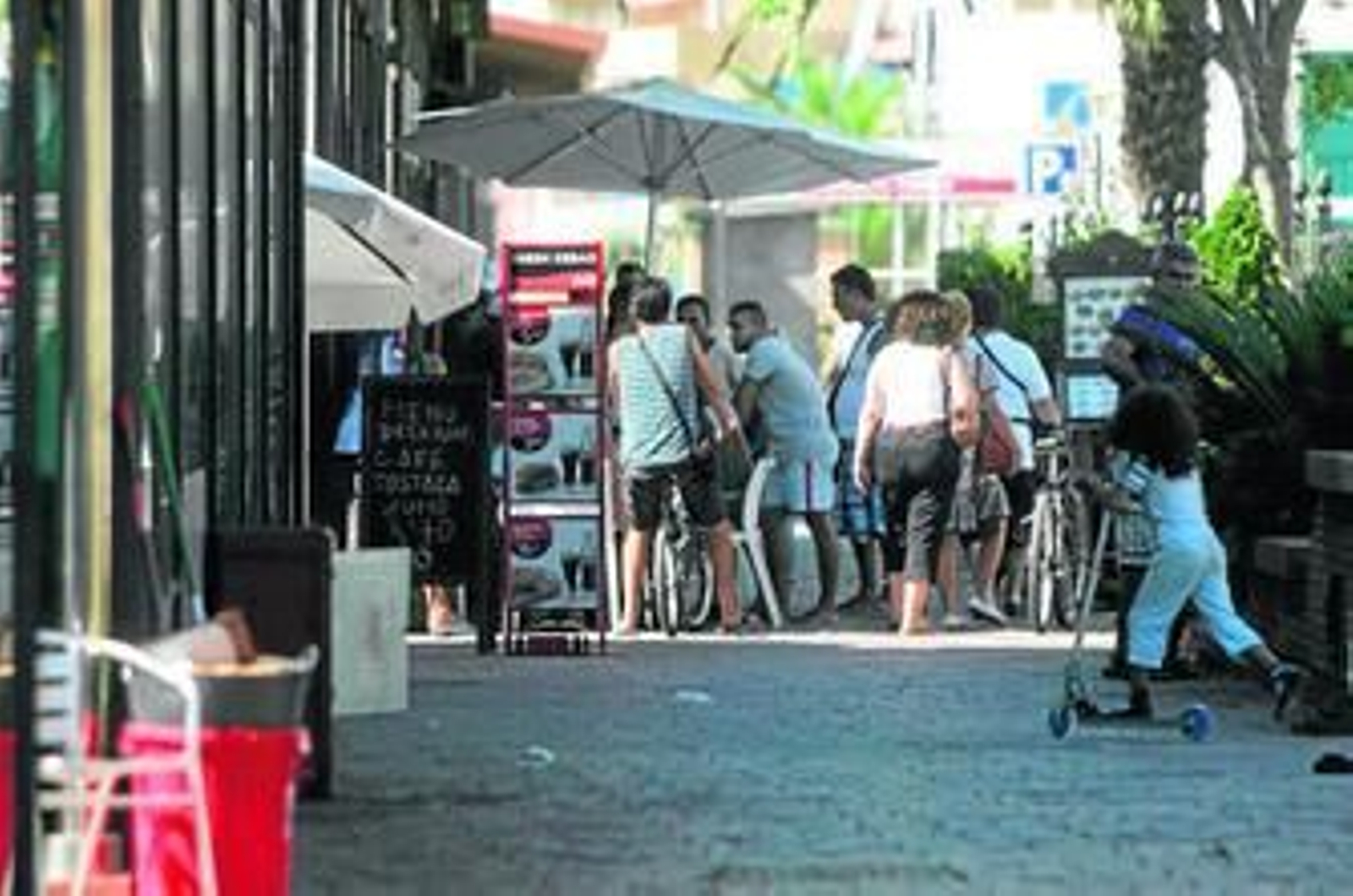 Varias personas conversan en uno de los establecimientos de bulevar comercial.