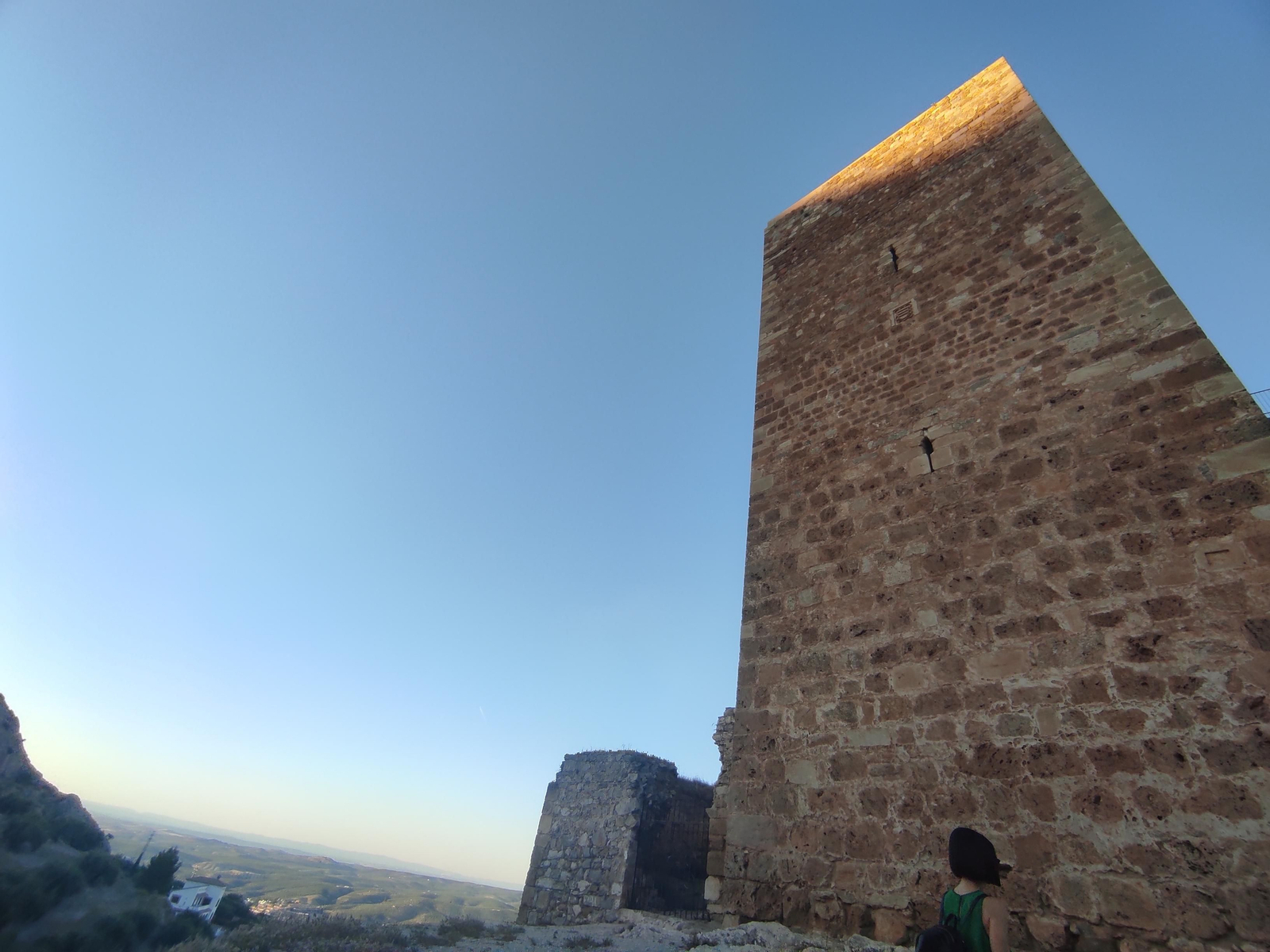 La torre que ocupa el extremo noreste presenta planta rectangular estructurada en dos niveles.