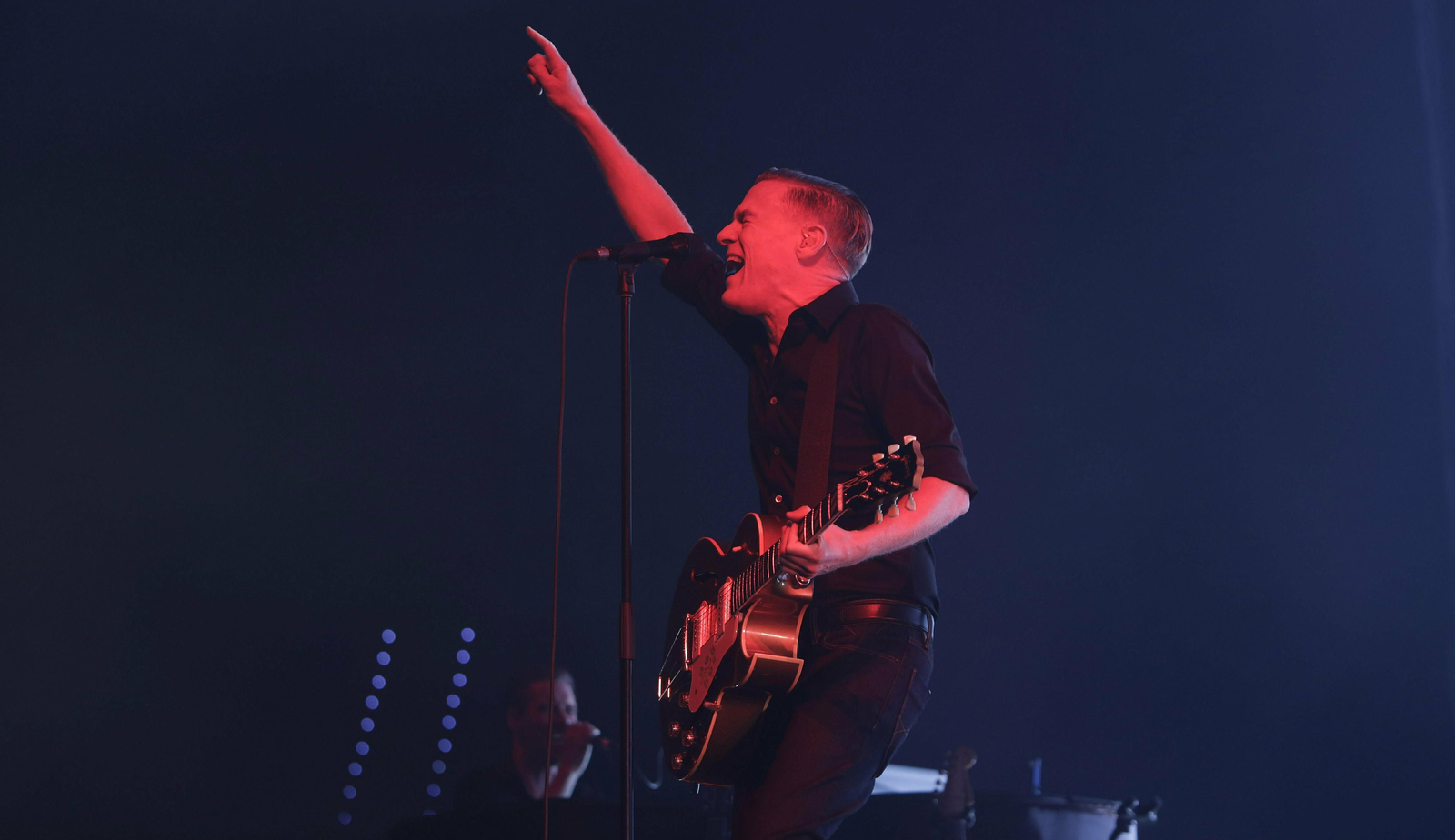 Bryan Adams (Kingston, 1959) presentando en Sevilla su álbum 'Shine a light'.