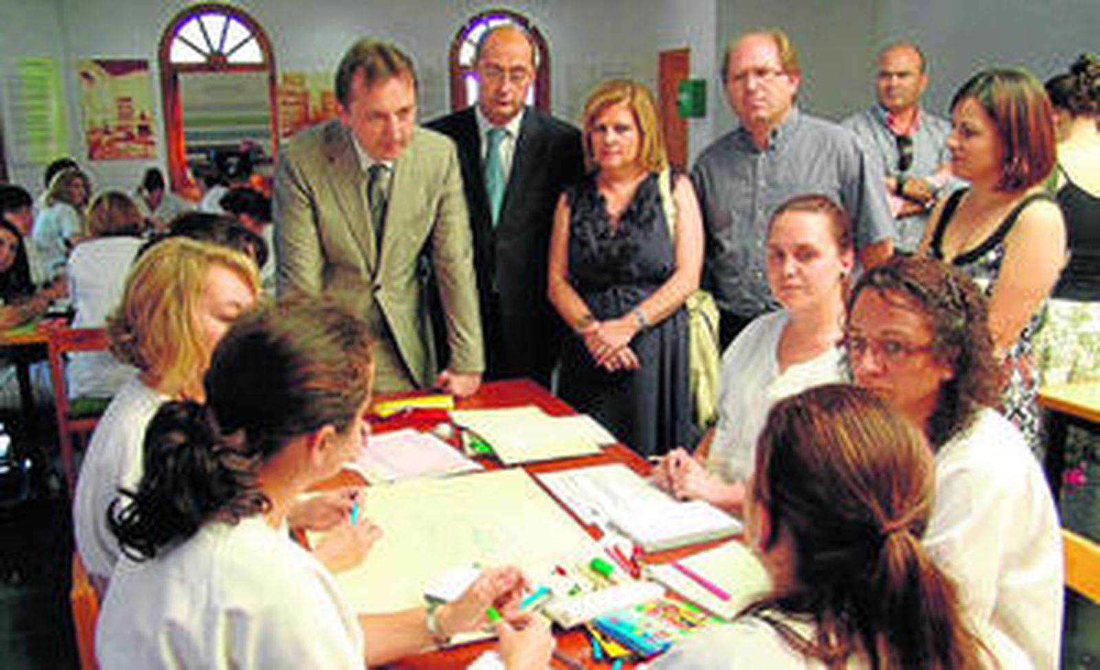El consejero de Empleo en una visita a un taller de empleo en Alhama de Almería.