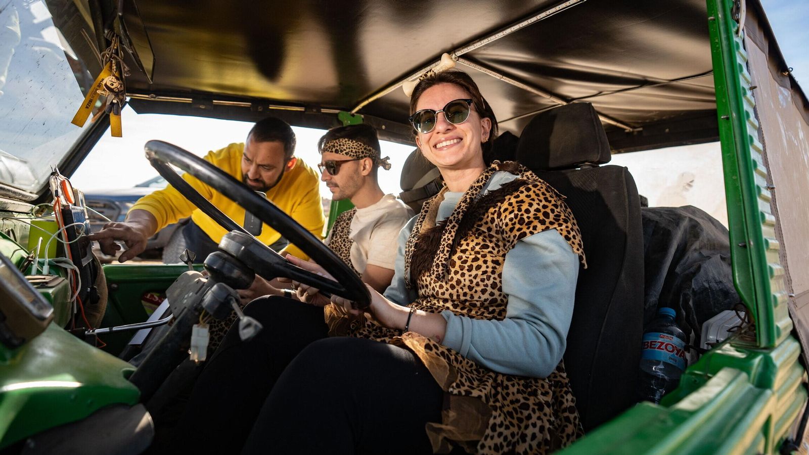 Montados ambos en su Citroën Mehari mientras reciben las últimas indicaciones antes de una etapa.