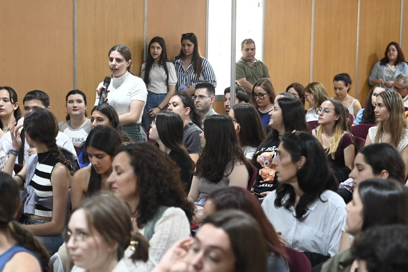 La multitudinaria presentación de Mercedes Ron en la Feria del Libro de Córdoba, en imágenes