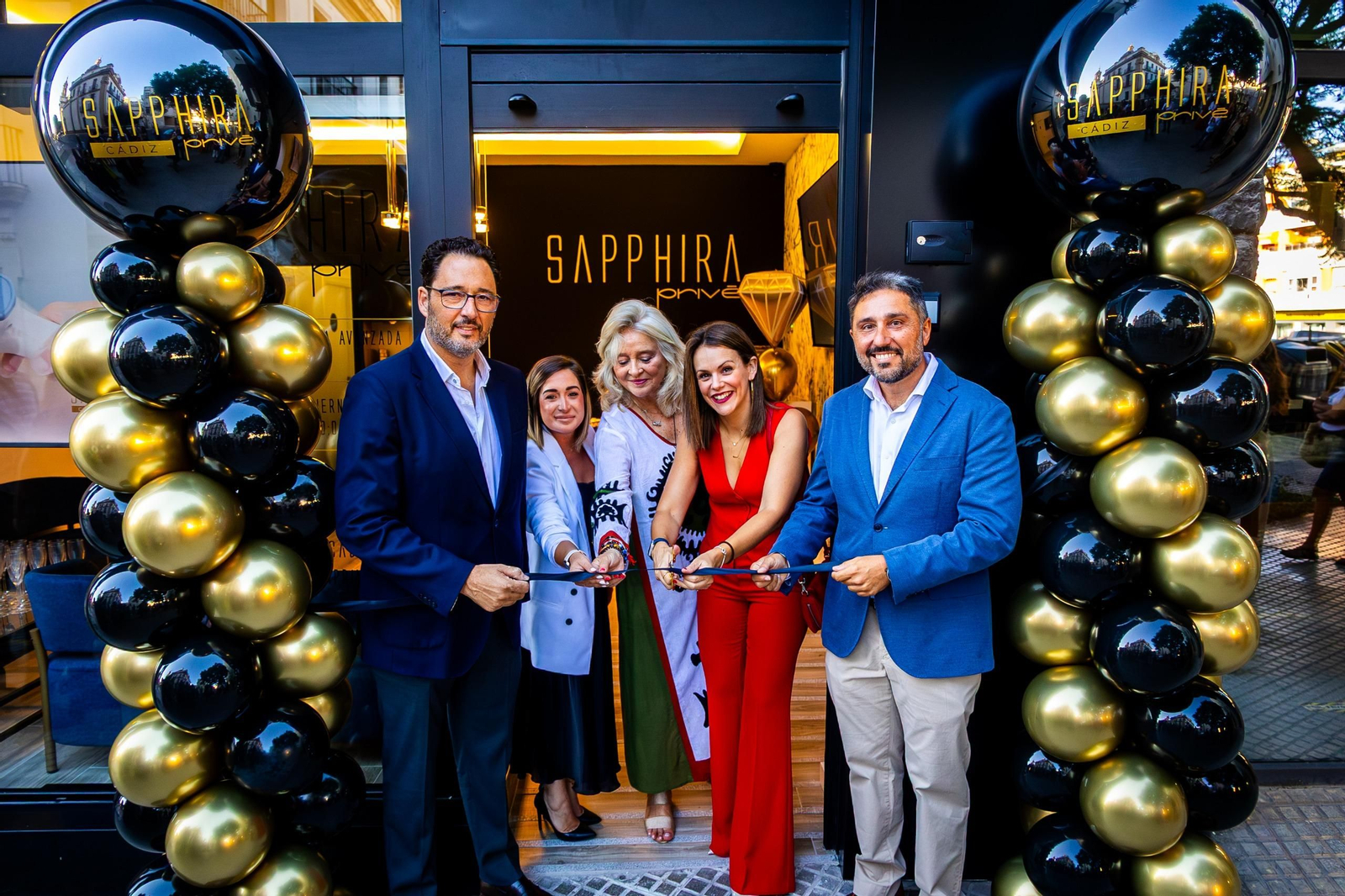 José Andrés Santos, Ana Pérez, Mercedes Colombo, Beatriz Gandullo y Manuel Ángel Queiruga, en el instante del corte de cinta inaugural de Sapphira Prive Cádiz.