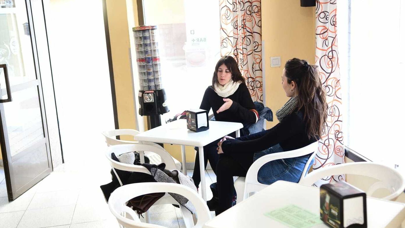 Dos clientas, en el interior de la Cafetería Sicilia.