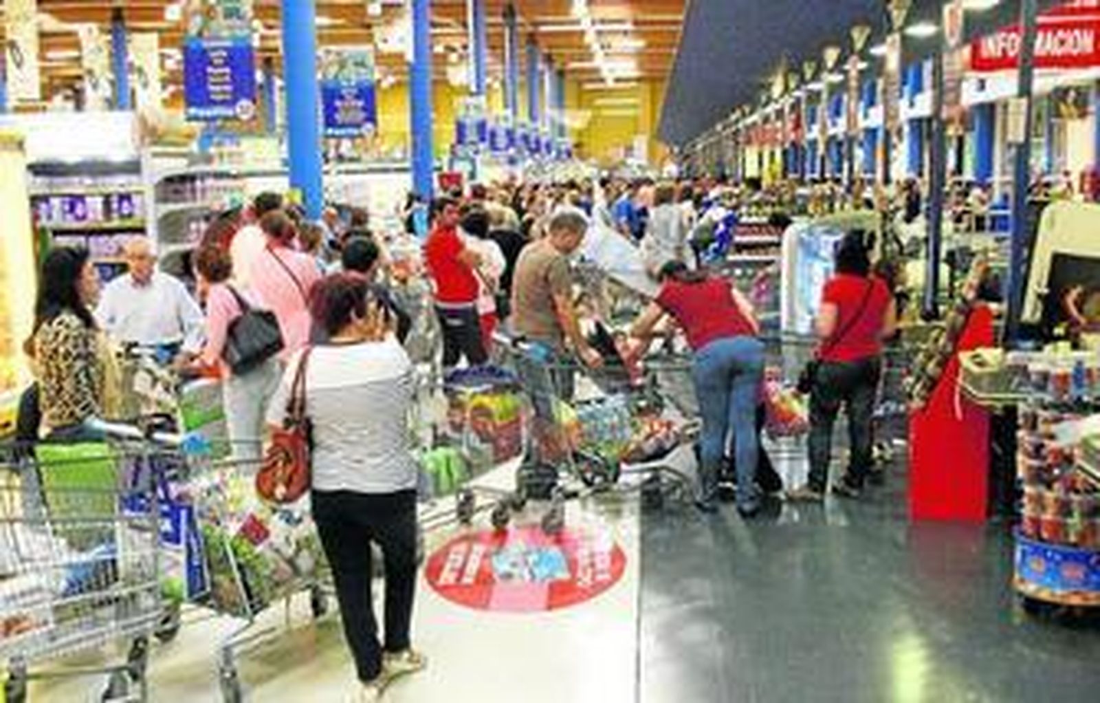 El supermercado presenta largas colas y grandes aglomeraciones de gente estos días buscando 'chollos'.