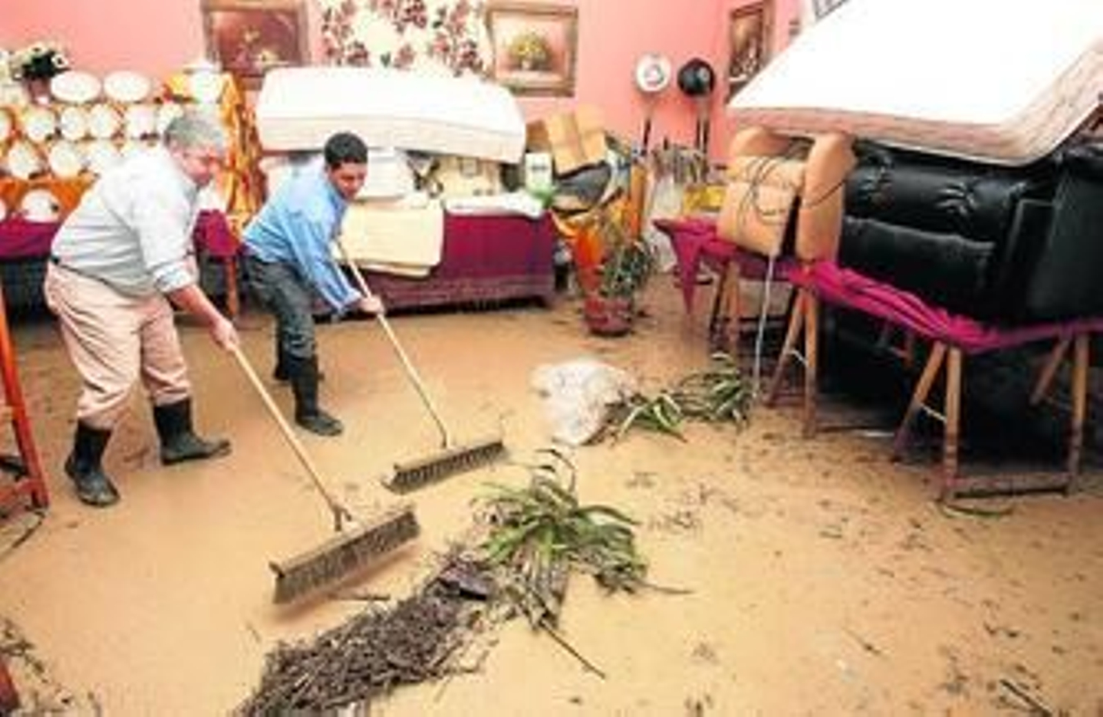 Alimentos echados a perder en la nevera de una vecina de La Ina.