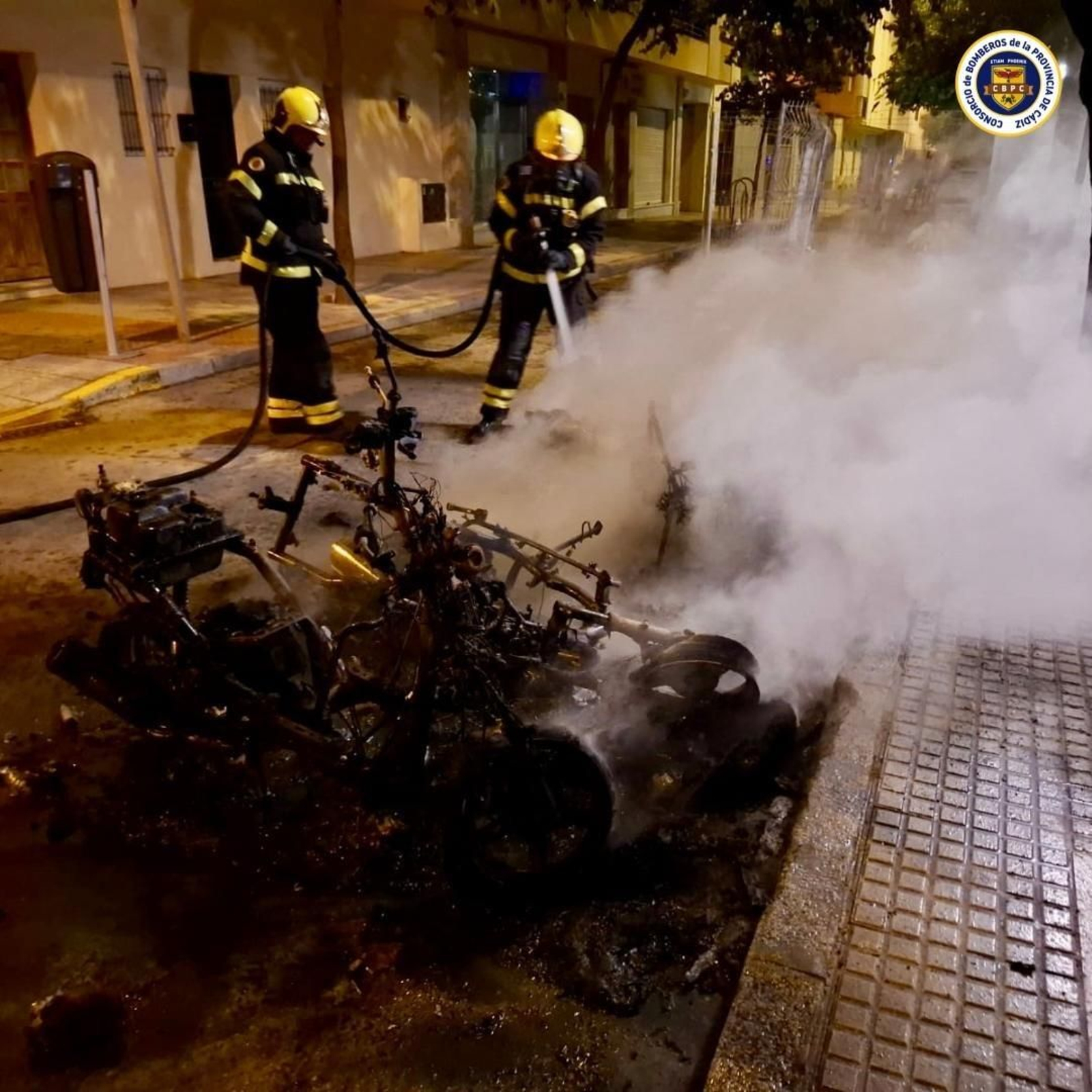 Incendio de motos en la calle Huerta del Obispo de Cádiz.