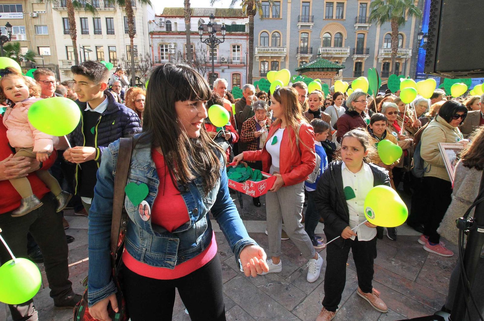 Imágenes de la concentración en la Plaza de las Monjas pidiendo justicia para las víctimas del doble crimen de Almonte
