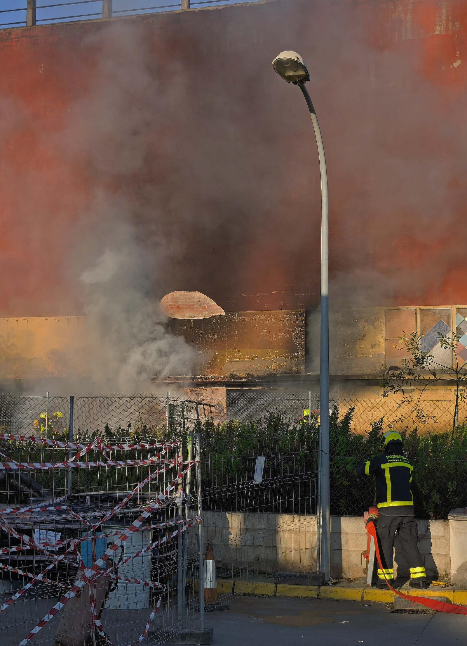 Fotos del incendio de la edificio abandonado en la avenida Gesto por la Paz de Algeciras